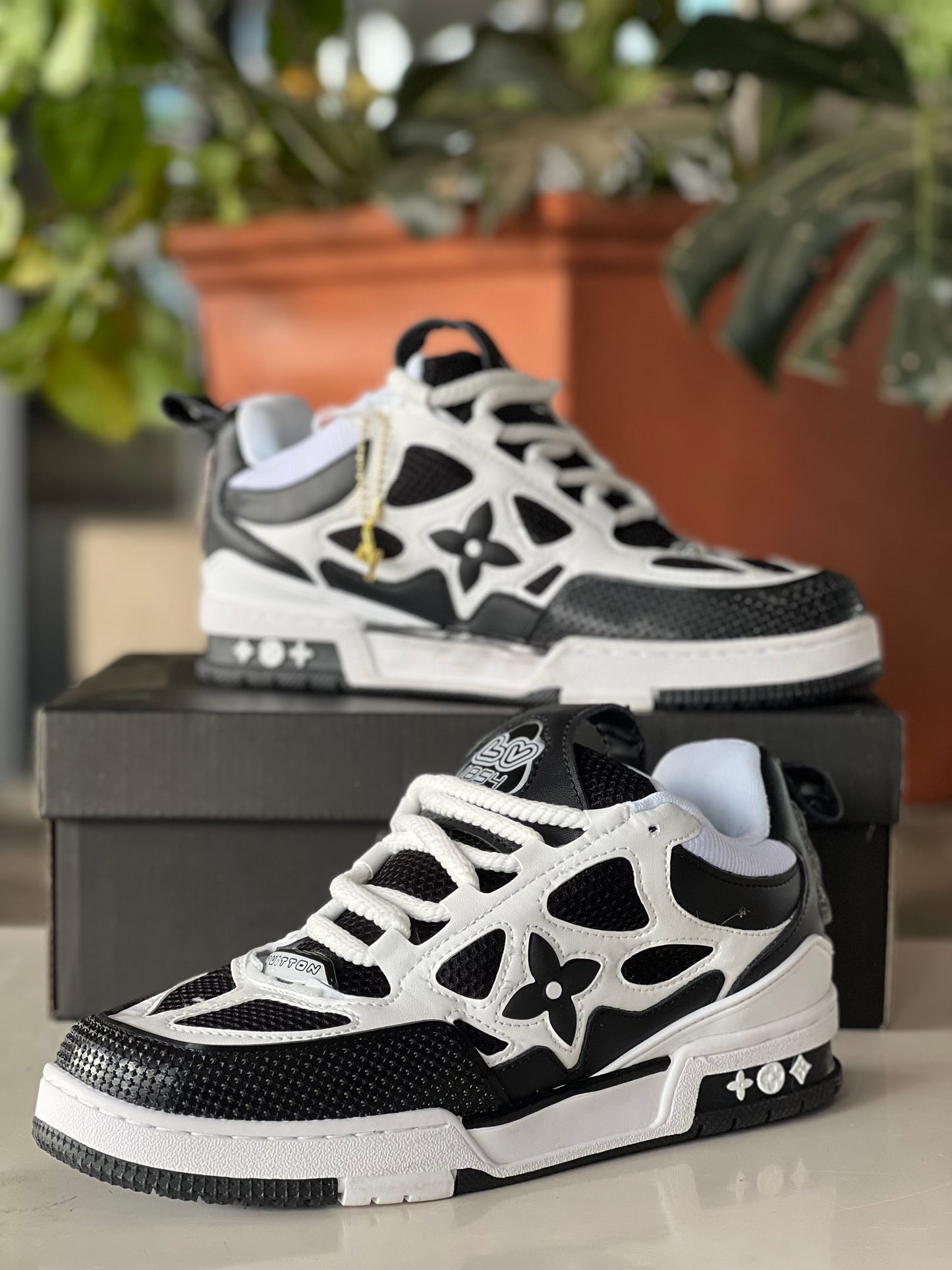 Louis vuitton sneakers black and white online