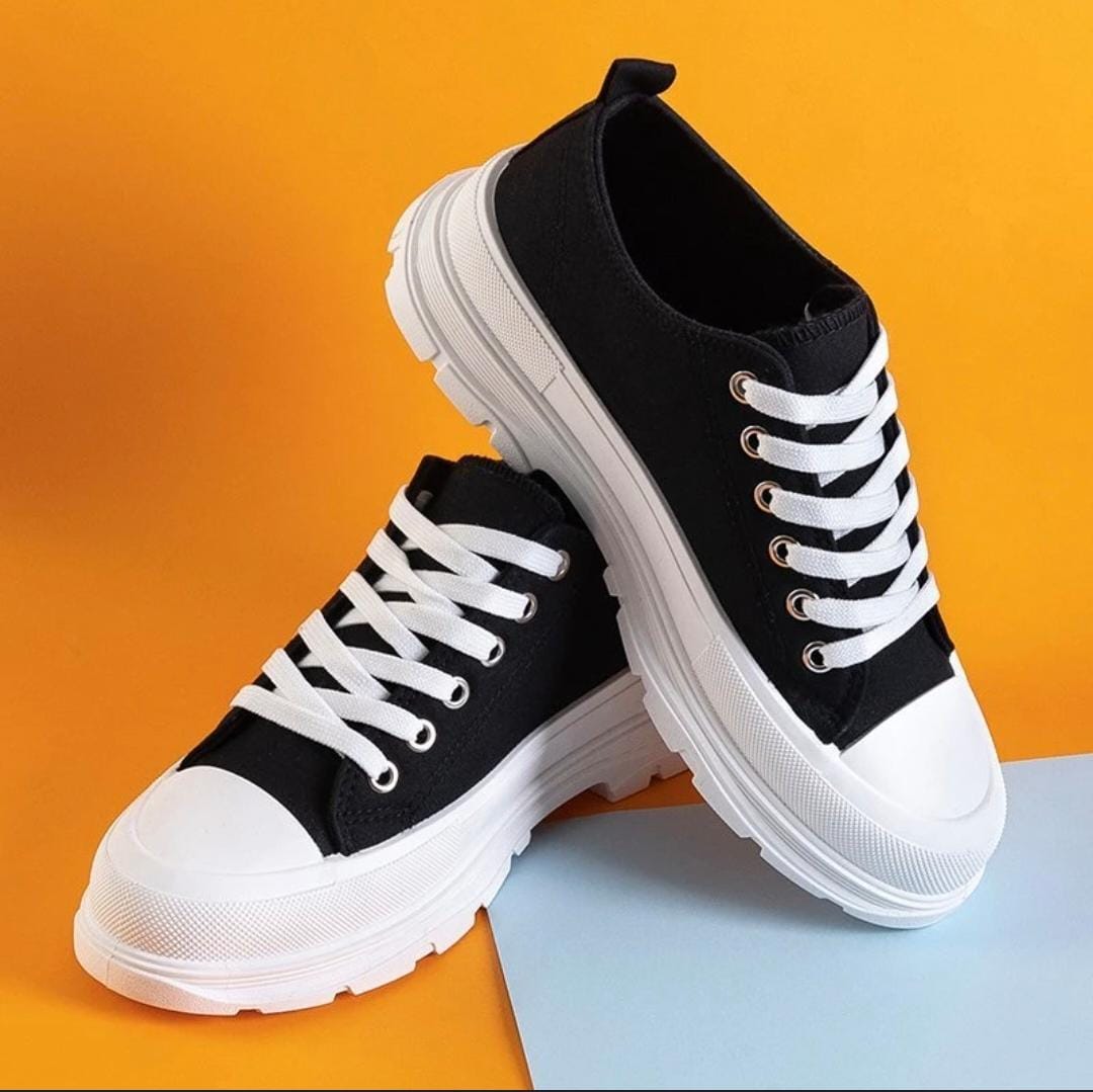 Converse Women - Black and White